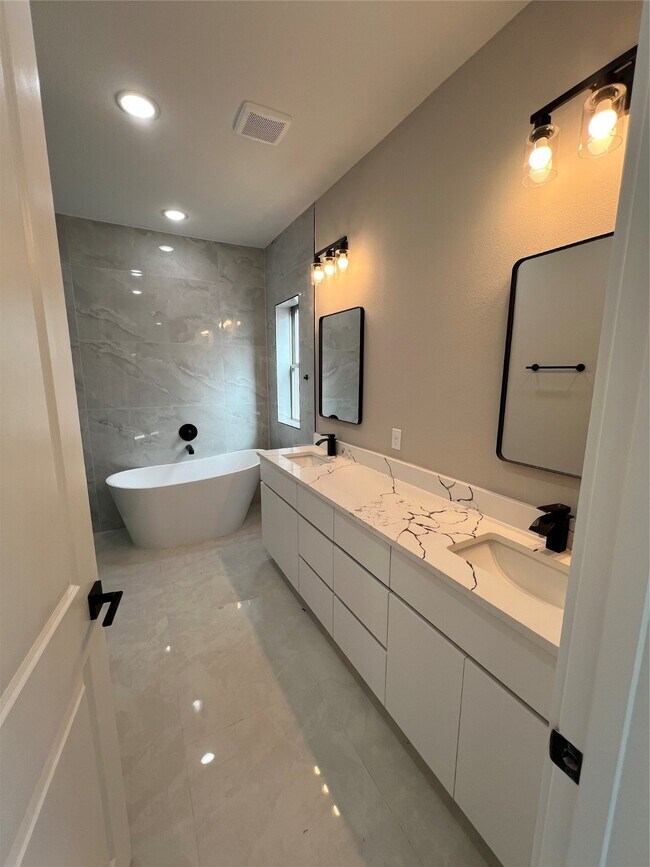 Building Photo - 20027 Venetto St