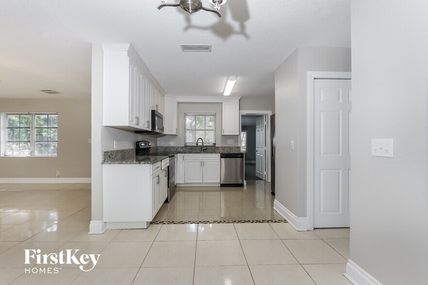 Building Photo - 401 Superior Pl