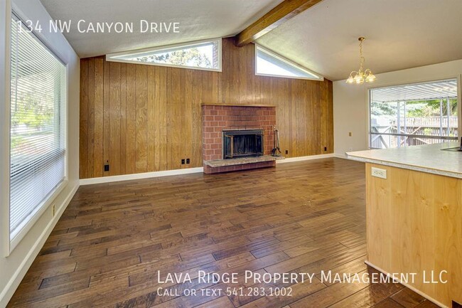 Building Photo - 134 NW Canyon Dr