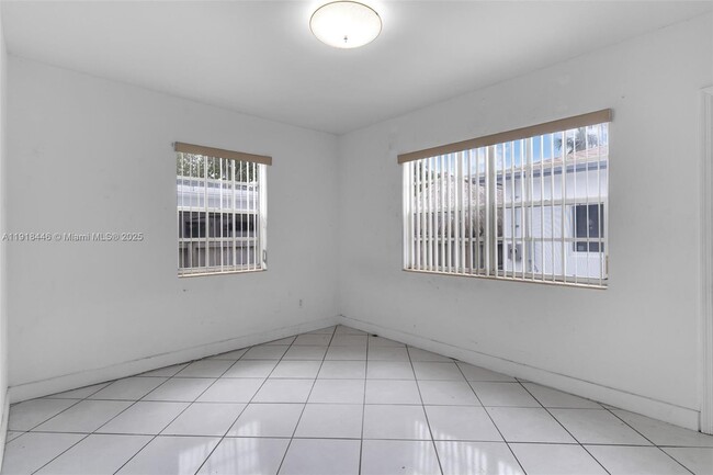 Building Photo - 3840 SW 91 Ave