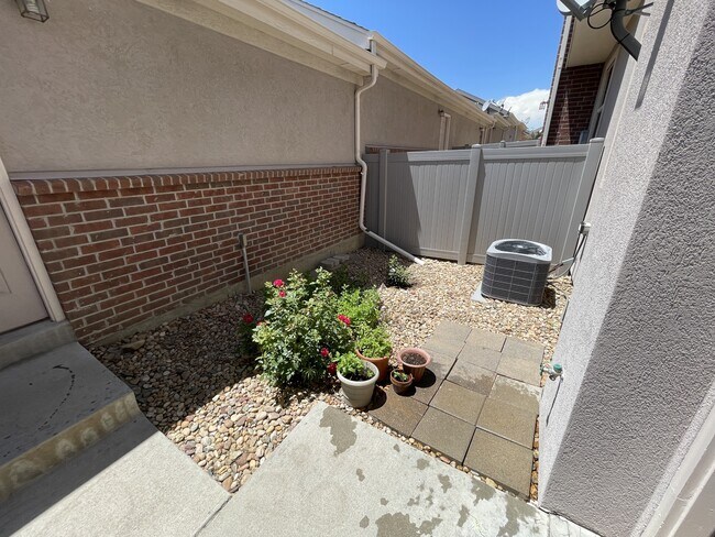 Building Photo - 13678 E Weaver Pl