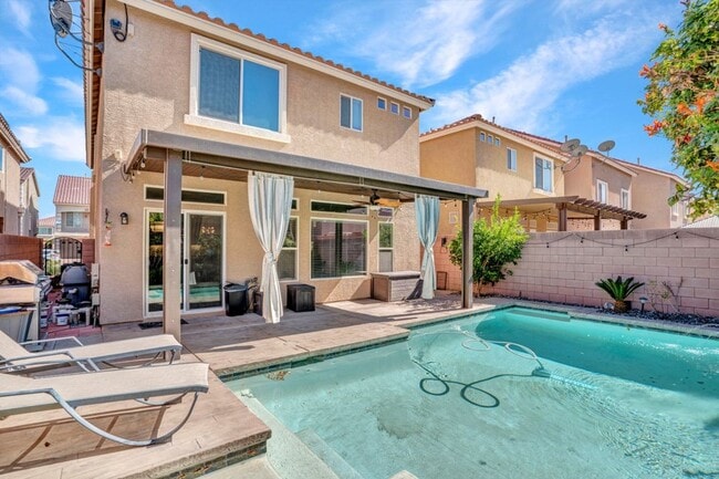 Building Photo - Beautiful 4 Bed 2.5 Bath Home Jones and Wa...