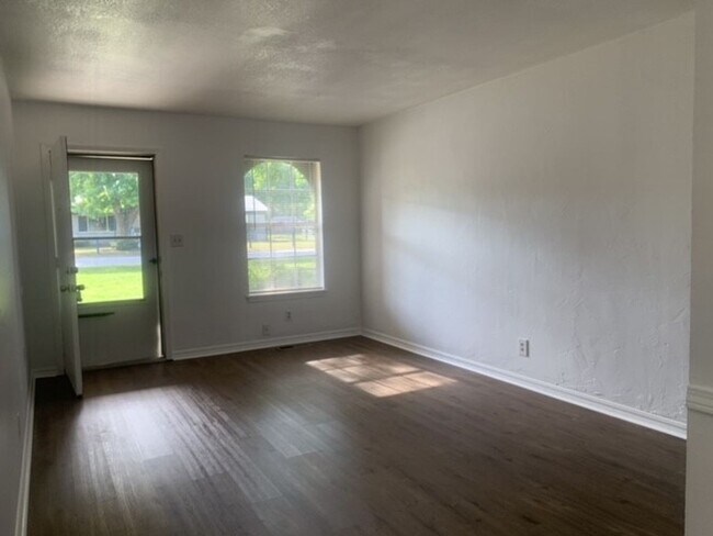 Building Photo - Come check out this super clean 3 bed, 2 b...