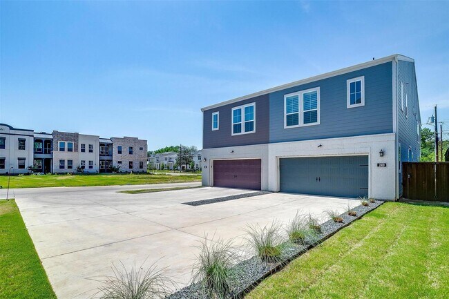 Building Photo - Stylish, Upgraded 3-bedroom, 2.5 bathroom ...