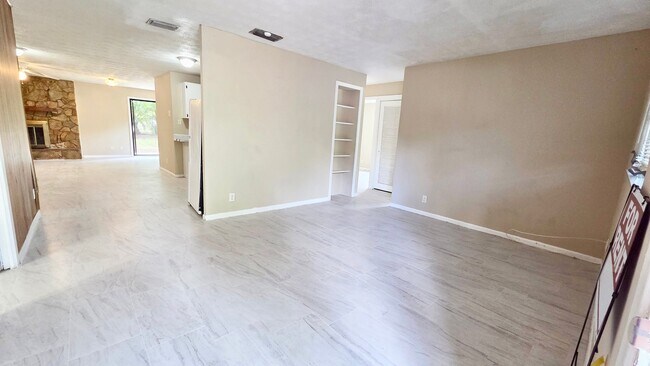 Building Photo - 4447 Melvin Cir W