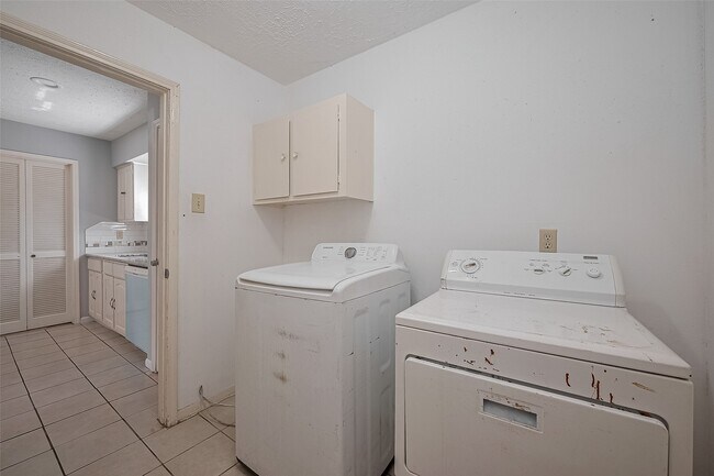 Building Photo - 9403 Vickijohn Dr