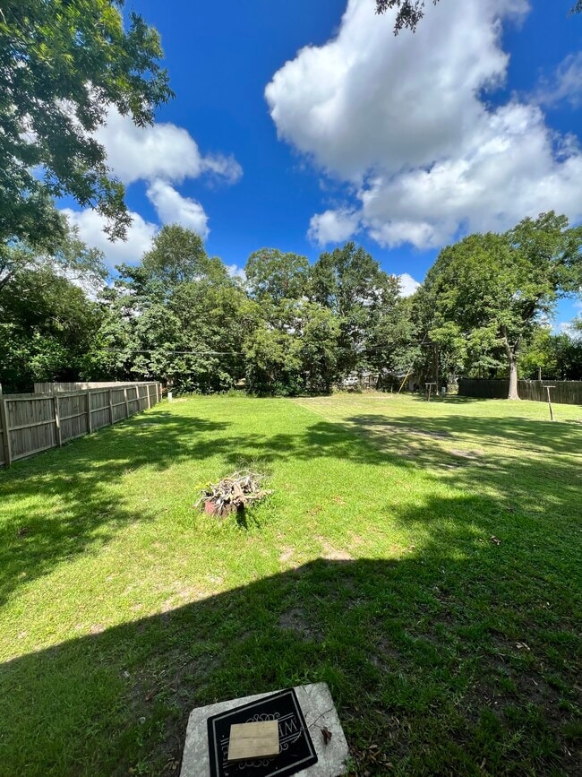 Building Photo - 311 N Division St