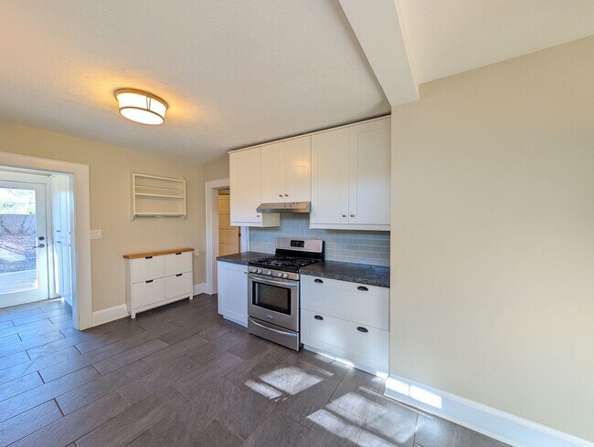 Building Photo - West Asheville Cottage-Long Term Rental