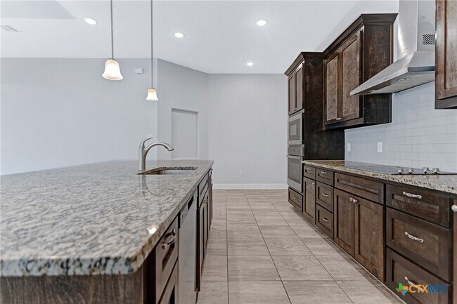 Building Photo - 620 Carriage House