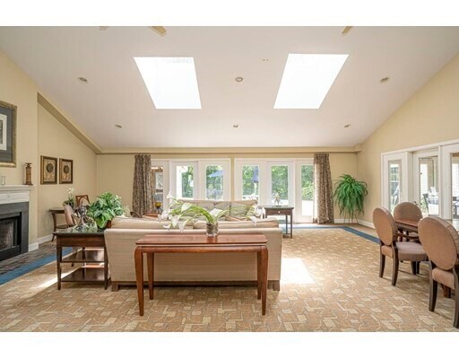 Building Photo - 750 Brookside Dr