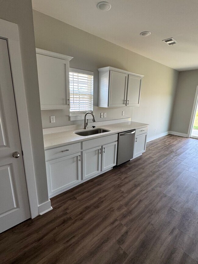 Building Photo - Beautiful 3 Bedroom, 2 Bath Craftsman-Styl...