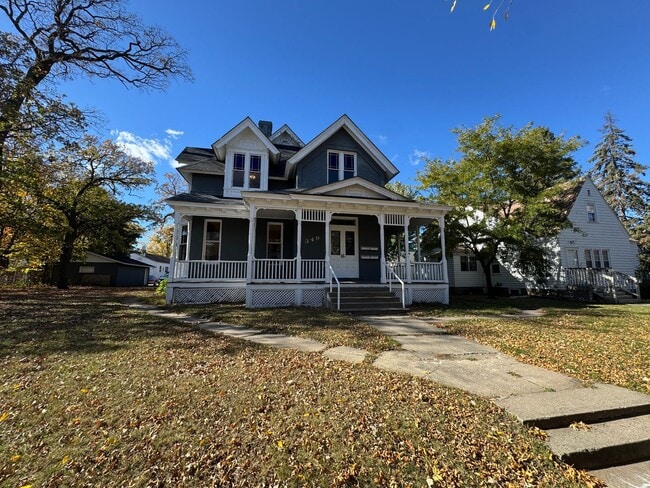 Building Photo - 349 6th Ave S