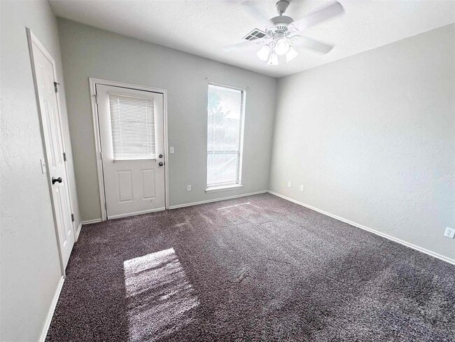 Building Photo - 10000 Shadowview Dr