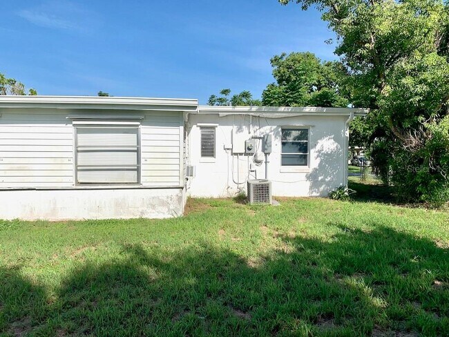 Building Photo - 3140 Crestwood Dr