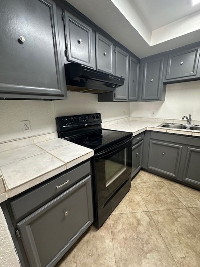 Building Photo - 2 Bedroom condo -w/d- Old Town Scottsdale/...