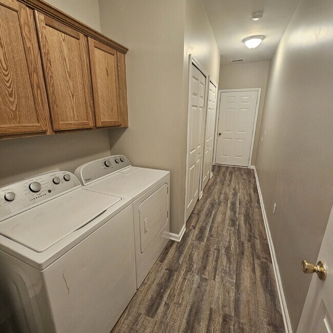 Building Photo - Spacious 2-Bedroom Townhouse with 2 Full Baths, Fireplace & Garage