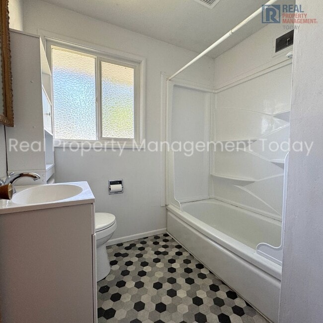 Building Photo - Charming 3 Bedroom Rambler!