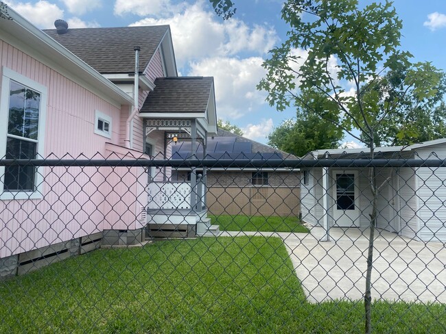 Building Photo - 917 Pinckney St