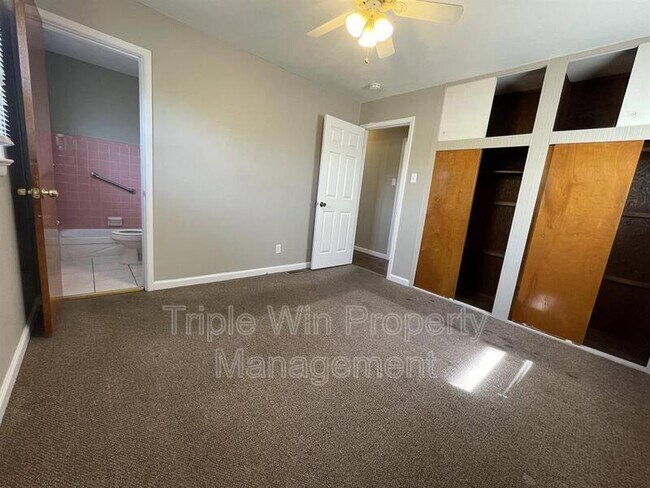 Building Photo - 1105 S Waterford Dr