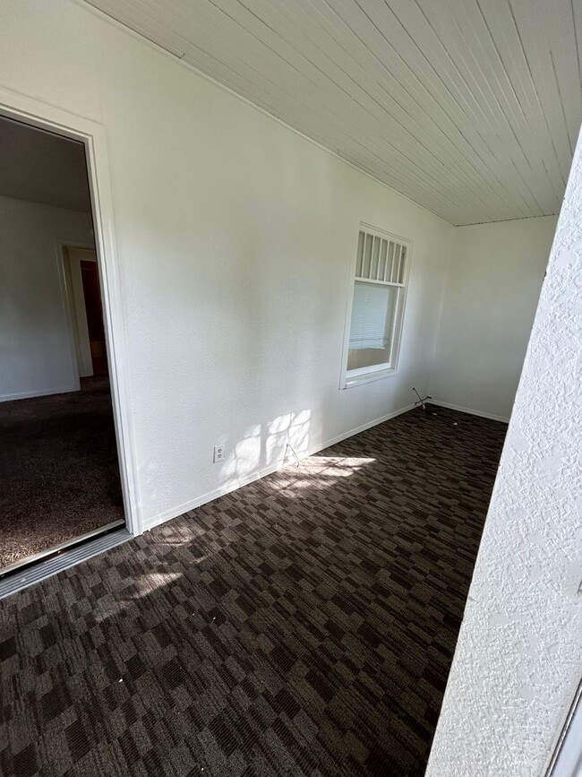 Building Photo - 2 bedroom 1 bath super cute cottage / Less than a mile from Northwest Nazarene, great location!