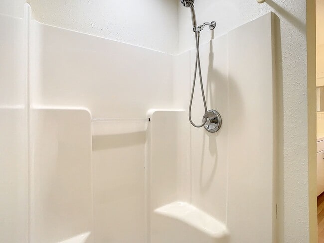 Building Photo - Charming two bedroom two bathroom cottage in North St. Petersburg Fully Updated.