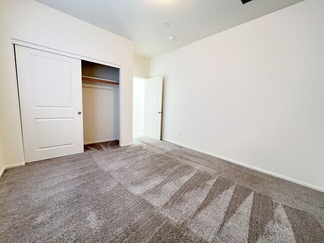 Building Photo - 1735 Pinon Dr