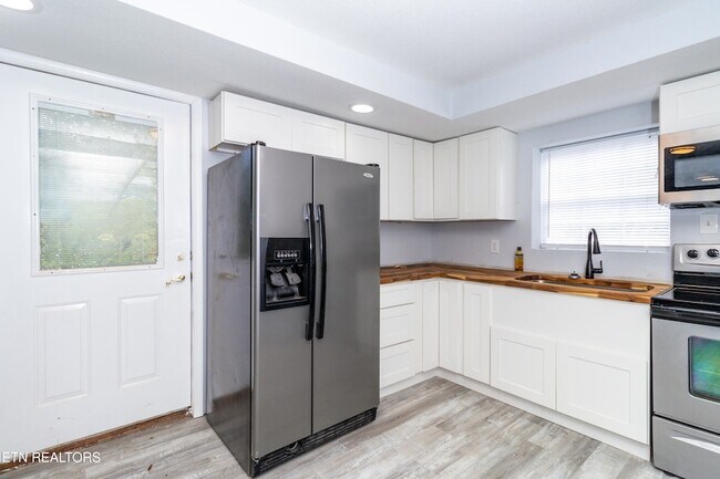 Building Photo - 770 Mahoney Rd