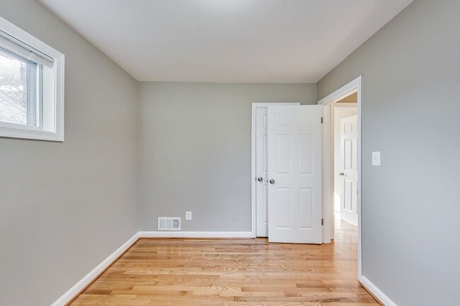 Building Photo - Spacious 3BR/2BA Rambler with Heated Sun-room and Slate Patio!