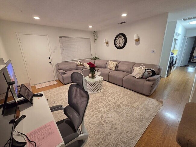 Building Photo - 3 bed 1 bath Duplex with garage and privat...