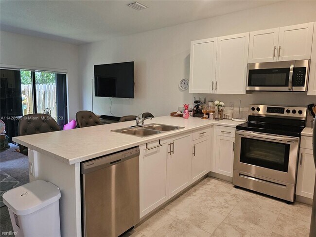 Building Photo - 3 br, 2.5 bath Townhome - 335 NE 208th Ter
