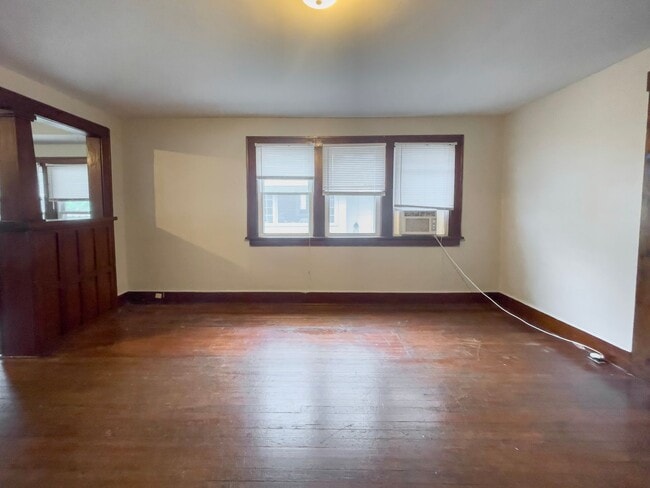 Building Photo - PRELEASING for AUGUST! Close to Campus: Washer and Dryer Included
