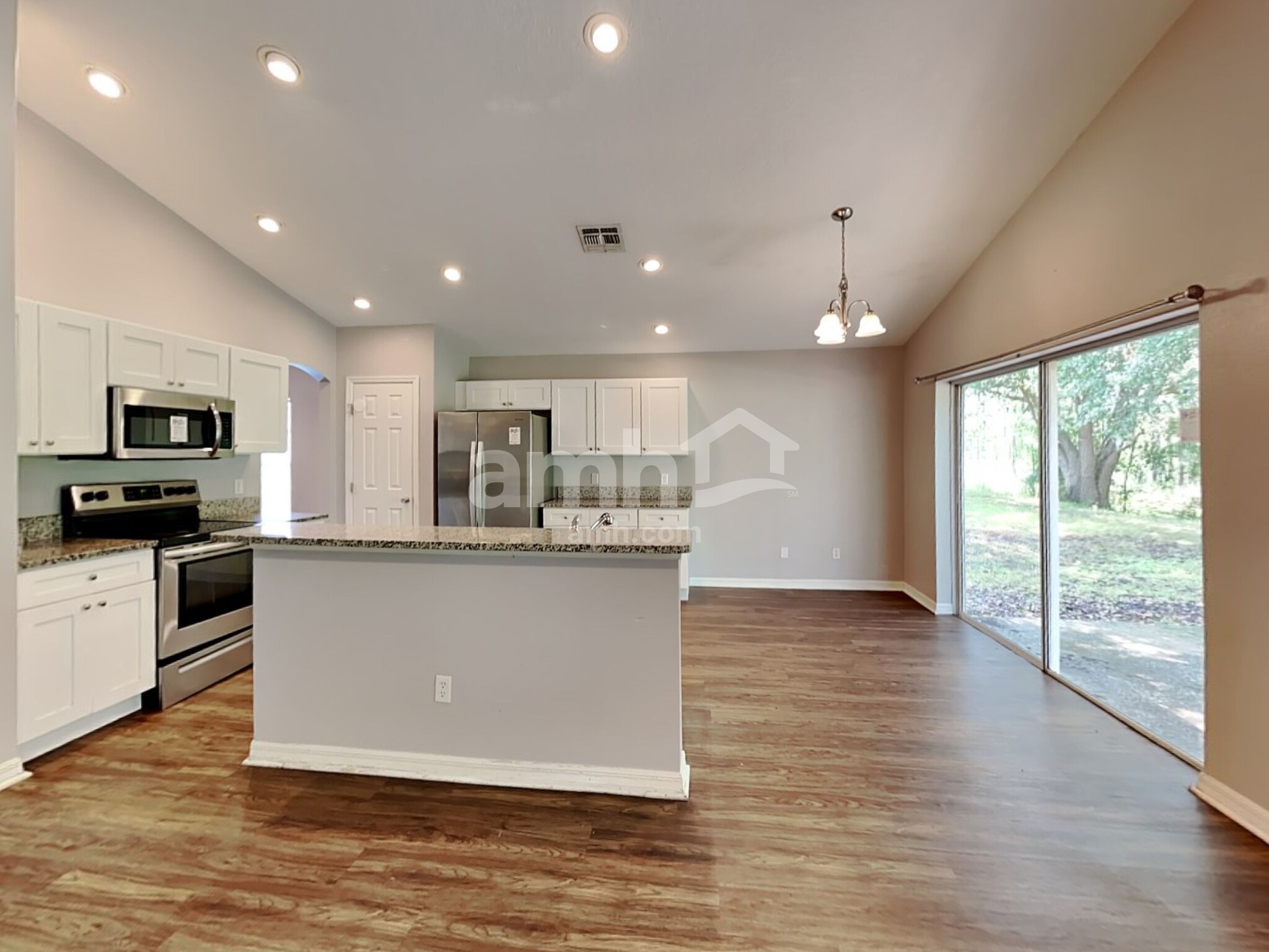 Building Photo - 204 Silver Palms Cir