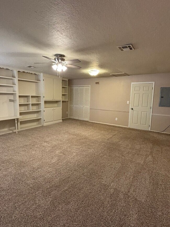 Building Photo - 3 bedroom, 1 3/4 baths NOW AVAILABLE in the Eisenhower School District!