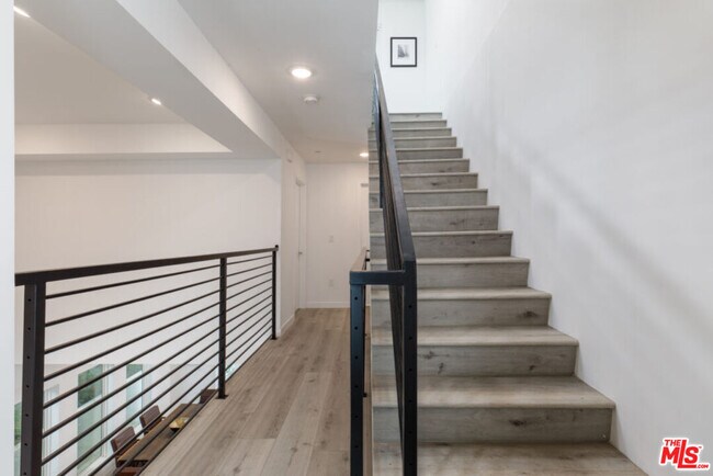 Building Photo - 846 N Alta Vista Blvd