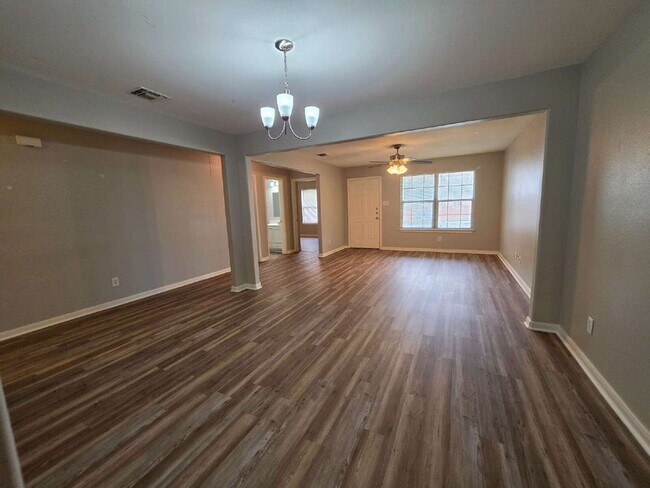 Building Photo - Updated 3/2 Duplex Near Shopping in San Antonio