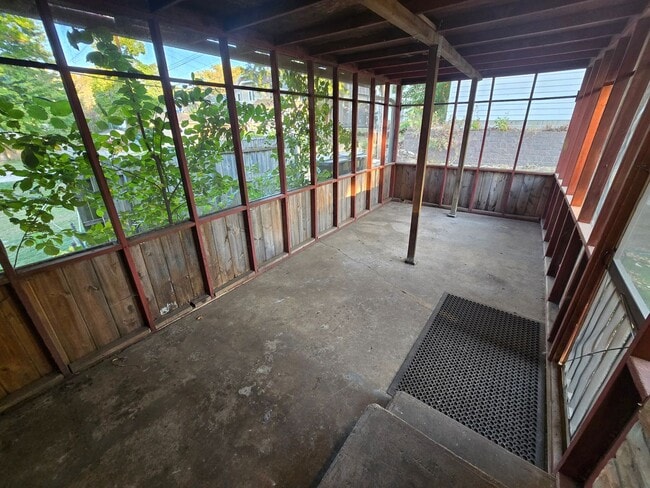 Building Photo - $1100 - 2 Bed 1 Bath Home