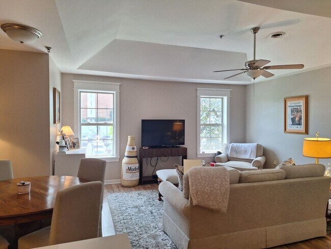 Building Photo - Walking distance to UT/ Very short walk