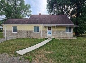 Building Photo - 302 South Dr