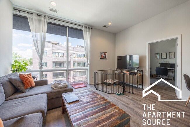 Building Photo - 2247 W Lawrence Ave