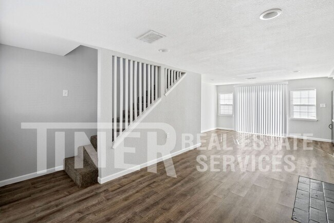 Building Photo - STUNNING UPDATED HOME 5 BEDROOM HOME ON CO...