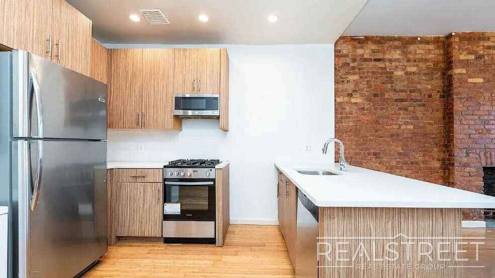 Building Photo - 4 Bed 2 bath off the border of Clinton Hill and Bedstuy.