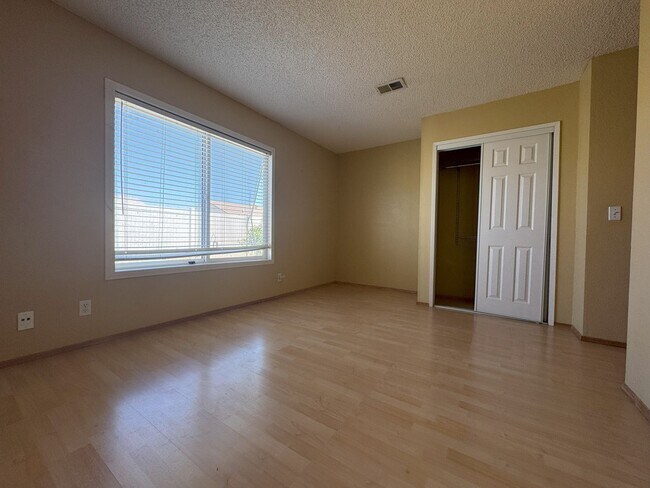 Building Photo - Move in Special-Mira Mesa three bedroom home with yard!