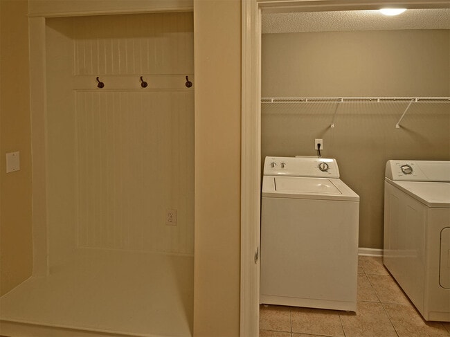 Building Photo - 3 bed, 2.5 bath near Shelby Farms