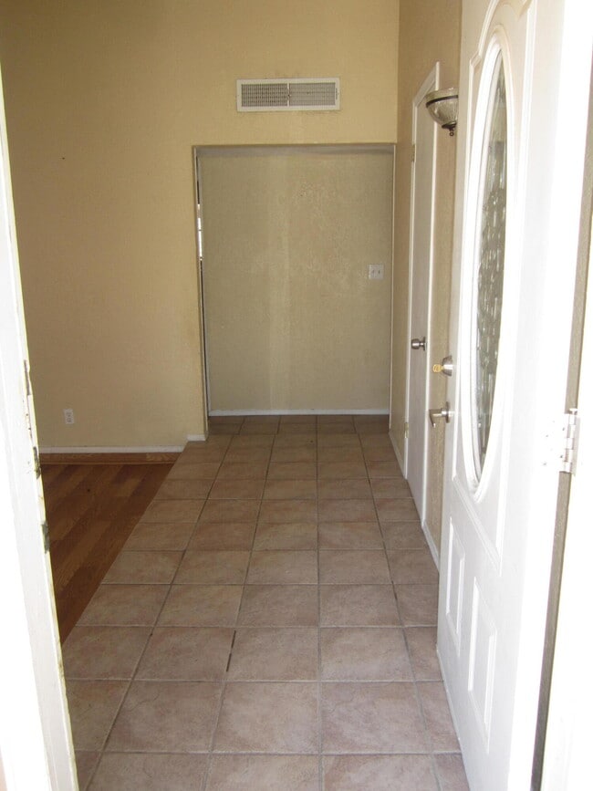 Building Photo - 6717 Southwind Dr