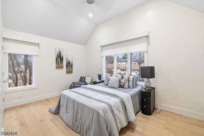 Building Photo - 827 Alden Rd