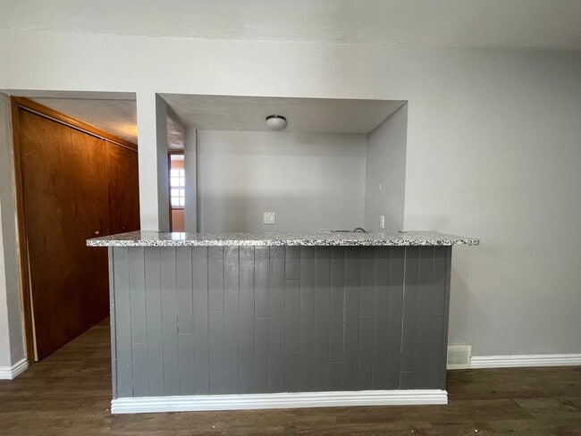 Building Photo - $0 DEPOSIT OPTION. TRI-LEVEL AURORA HOME WITH MODERN AMENITIES AND SPACIOUS INTERIORS