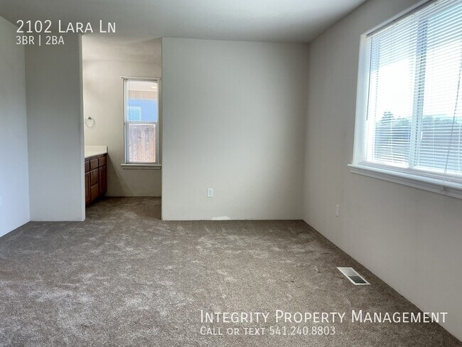 Building Photo - 2102 Lara Ln