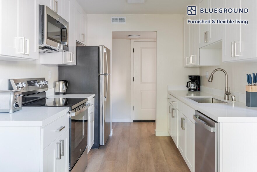 Building Photo - 2721 Midtown Ct