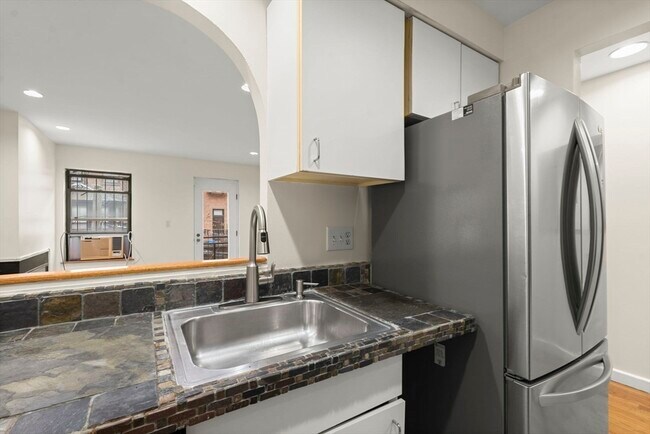 Building Photo - 18 E Springfield St