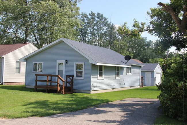 Building Photo - Available Now! 2 Bedroom 1 Bath home in Bu...
